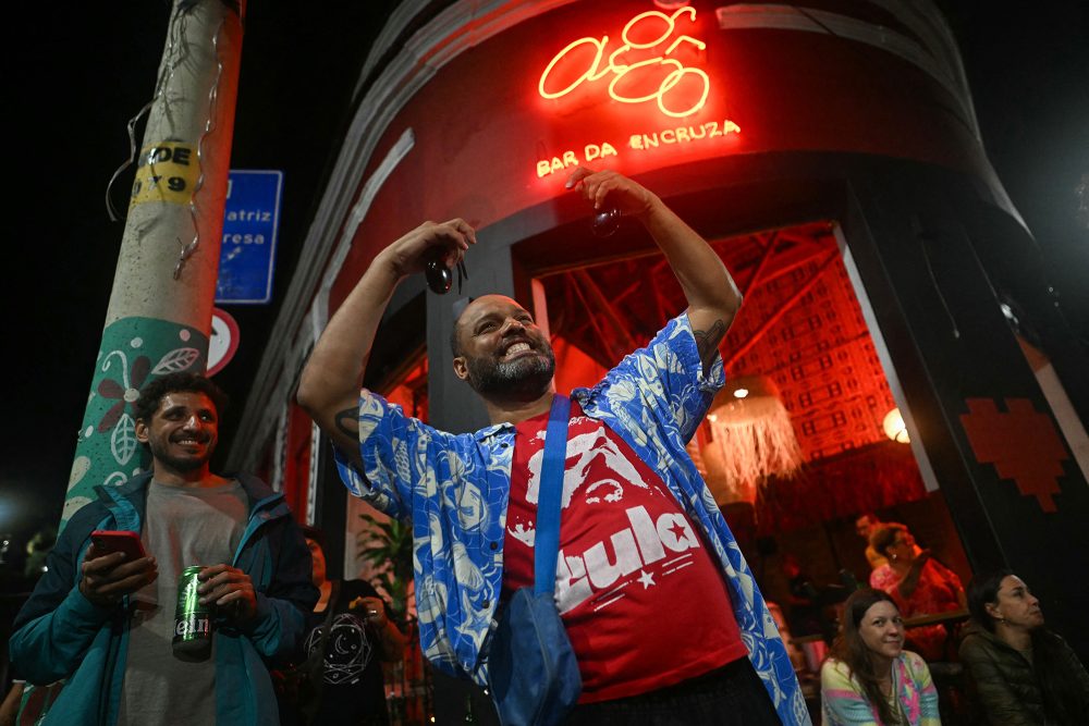 Menschen feiern in den Straßen Rio de Janeiros die Entscheidung des Gerichts