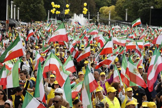 Zehntausende Iraner aus ganz Europa demonstrieren in Brüssel