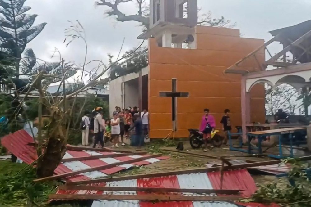 Der Sturm hat an einer Kirche das Dach und Außenwände weggerissen