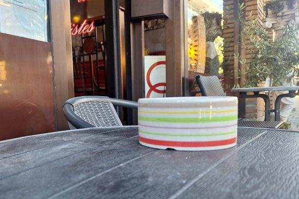 Aschenbecher auf der Terrasse am Café des Artistes in Kelmis