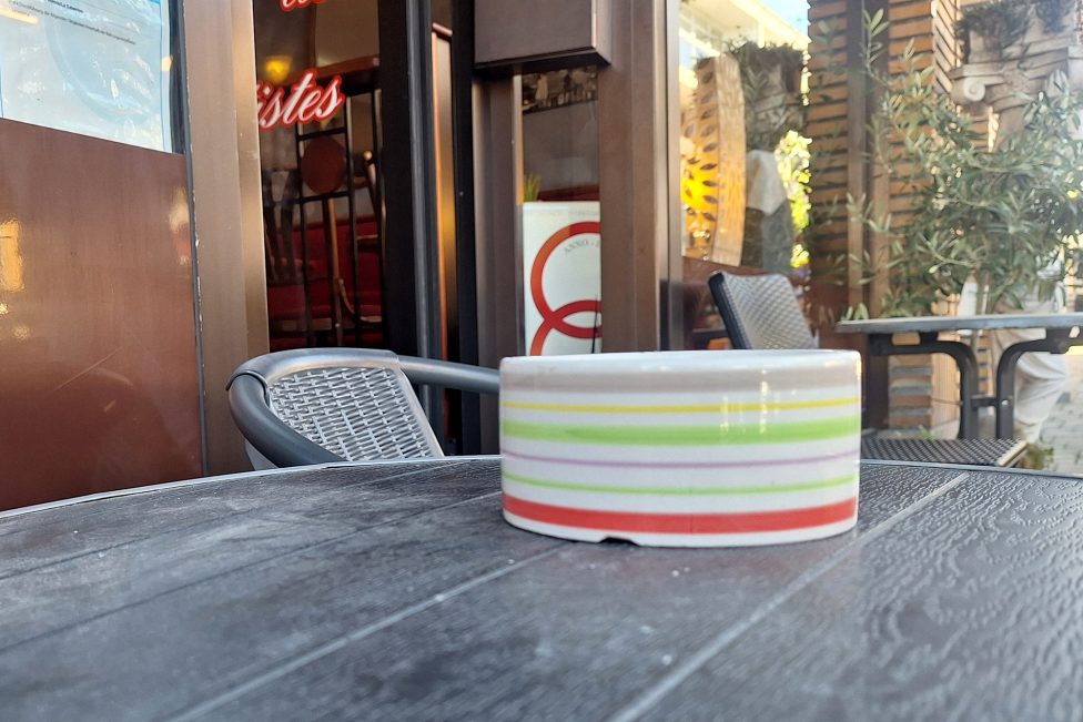 Aschenbecher auf der Terrasse am Café des Artistes in Kelmis