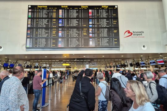 Viele Menschen warten am Check-In im Brüsseler Flughafen am Samstag