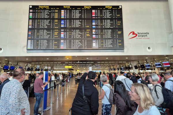 Viele Menschen warten am Check-In im Brüsseler Flughafen am Samstag