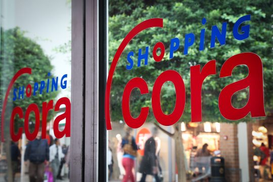 Logo von Cora auf einem Supermarkt