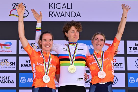 Treppchen bei den Frauen: Anna van der Breggen, Marlen Reusser und Demi Vollering