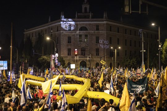Tausende Menschen fordern in Jerusalem eine Freilassung der Geiseln