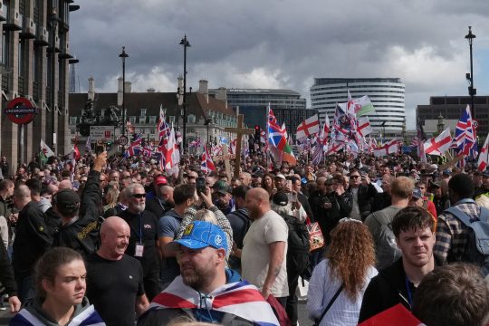 Großdemonstration der rechten Szene um Tommy Robinson in London: Menschen mit englischen und britischen Flaggen