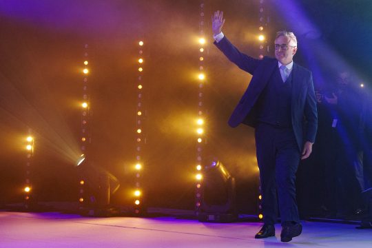 Premierminister Bart De Wever betritt die Bühne beim Familientag der MR