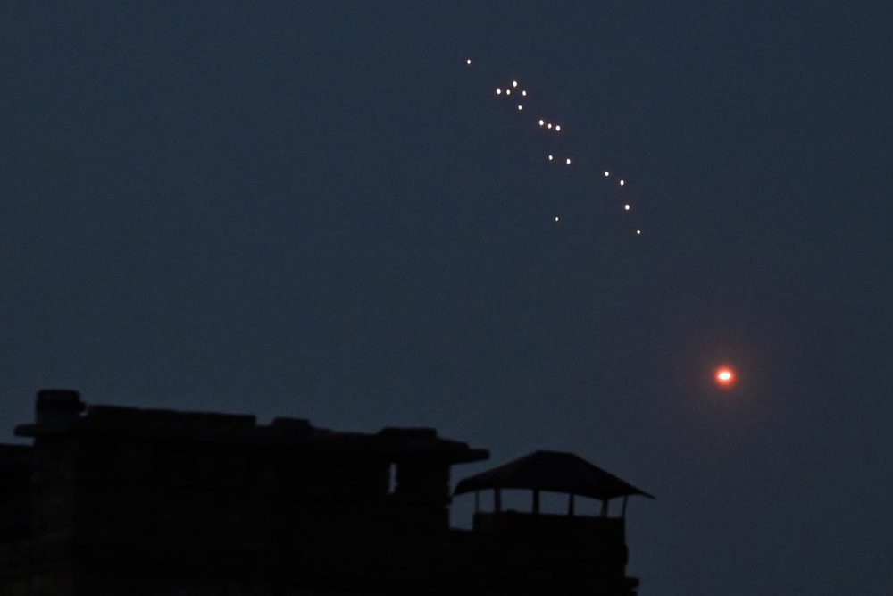 Russische Drohnen am nächtlichen Himmel über Kiew