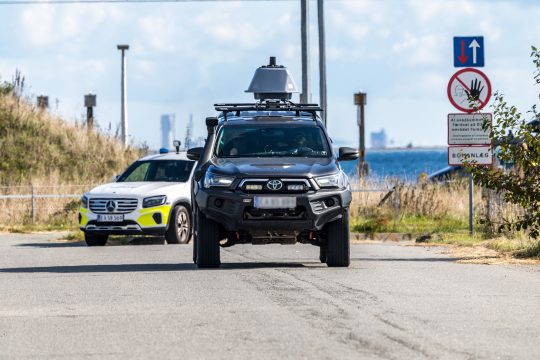 Polizeifahrzeuge nahe des Kopenhagener Flughafens