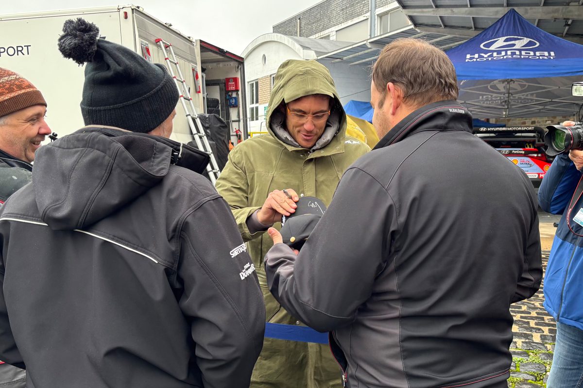 Thierry Neuville schreibt Autogramme