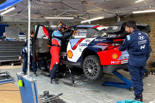 Thierry Neuville steigt in seinen Hyundai i20 Rally1 ein