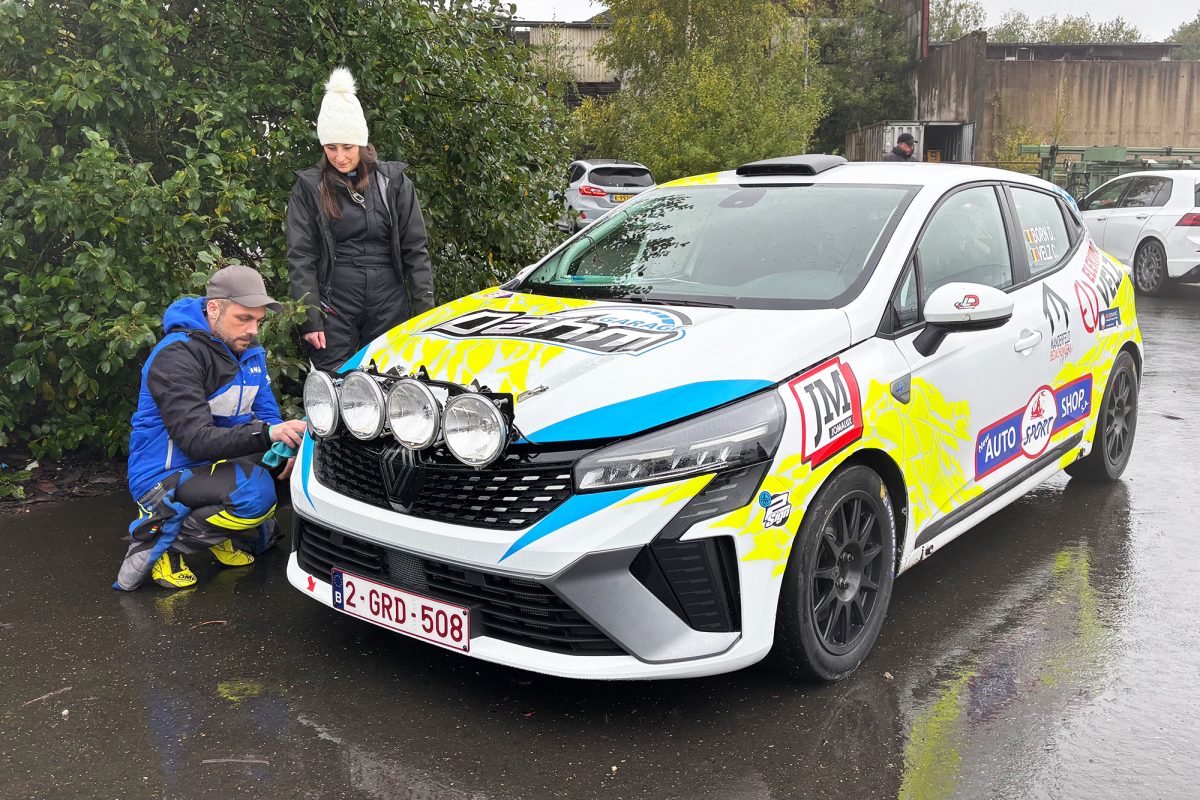 Dany Born und Céline Velz kleben die Pflicht-Abziehbilder auf ihren Renault Clio
