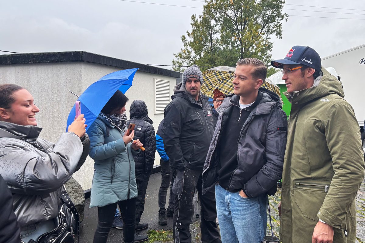 Thierry Neuville macht ein Foto mit einem Fan