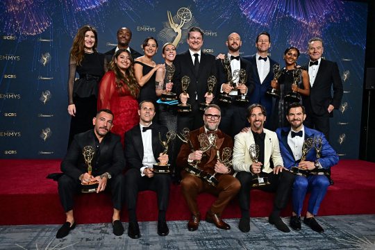 Das Team der Serie "The Studio" posiert mit den Emmy-Trophäen für ein Gruppenbild