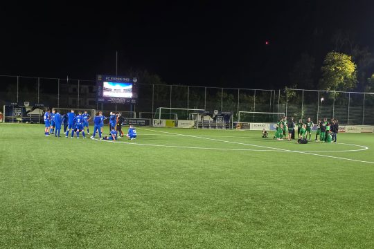 Spieler des FC Eupen B und des FC Büllingen auf dem Spielfeld