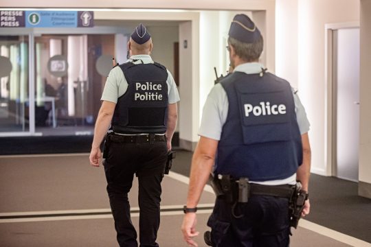 Polizisten im Gerichtsgebäude in Evere