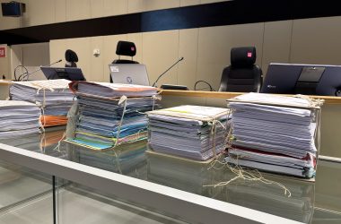 Akten im leeren Gerichtssaal