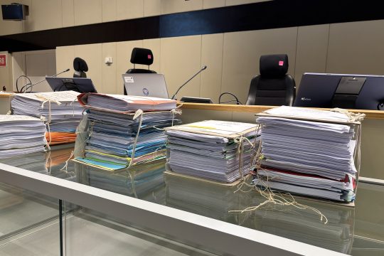 Akten im leeren Gerichtssaal