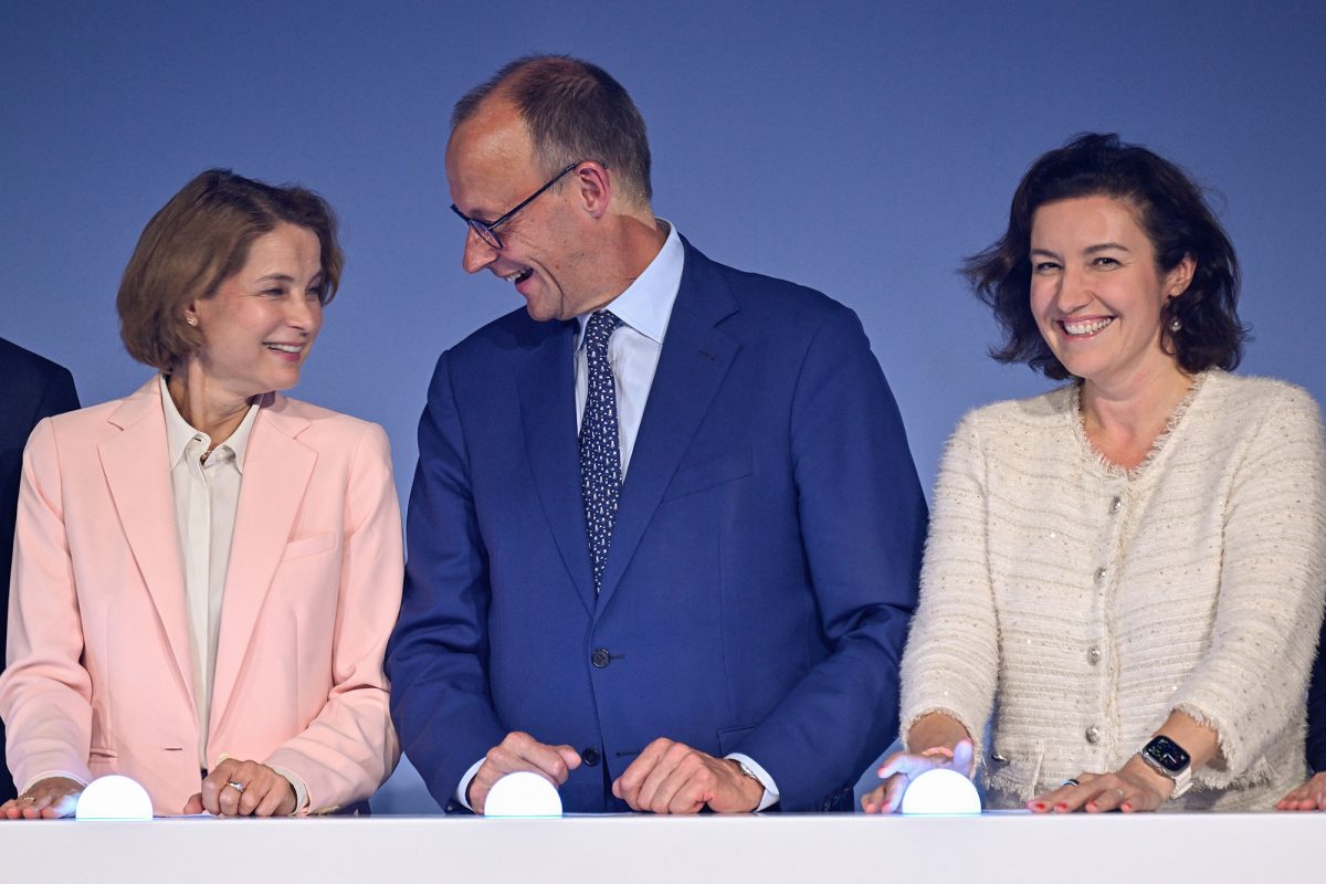 Der deutsche Bundeskanzler Friedrich Merz, die Forschungsministerin Dorothee Bär (rechts) und die Geschäftsführerin des Forschungszentrums Jülich, Astrid Lambrecht 