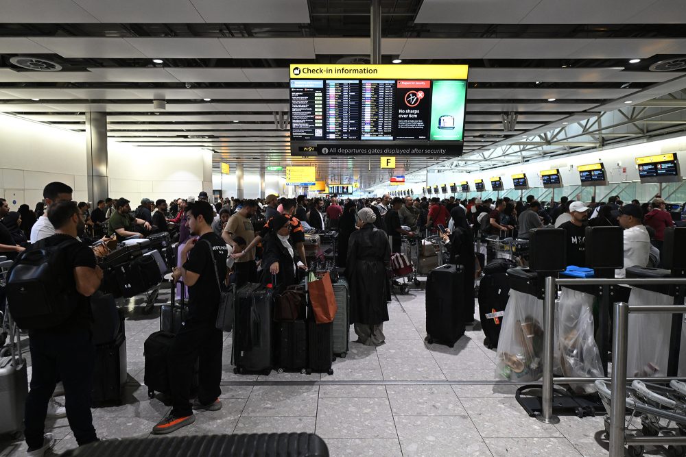 Reisende warten am Flughafen London Heathrow