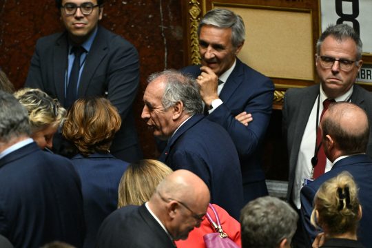 François Bayrou verlässt nach dem Votum die Nationalversammlung