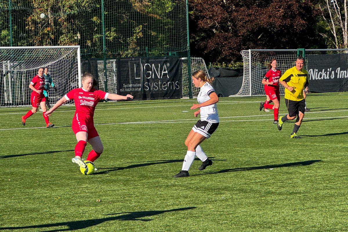 Spielerinnen der AS Eupen und der SG Rapid Oudler in Aktion auf dem Spielfeld