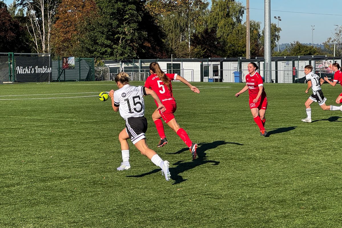 Spielerinnen der AS Eupen und der SG Rapid Oudler in Aktion auf dem Spielfeld