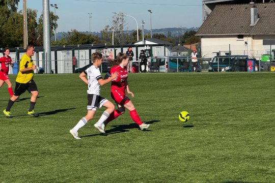 Spielerinnen der AS Eupen und der SG Rapid Oudler in Aktion auf dem Spielfeld