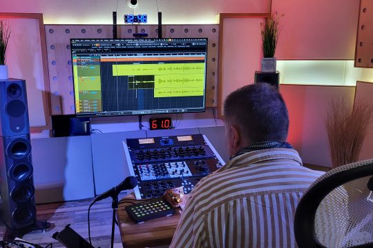 Heng Kleren, Aufnahmeleiter bei Funky Baby Records, bei der Arbeit