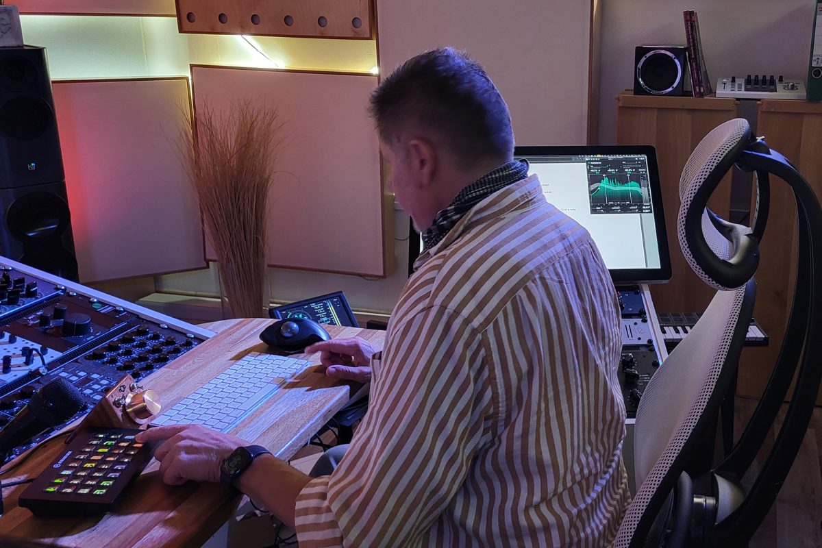 Heng Kleren, Aufnahmeleiter bei Funky Baby Records, sitzt am Mischpult