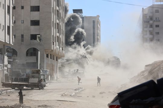 Einsturz eines Gebäudes in Gaza-Stadt nach einem israelischen Luftschlag am Samstag