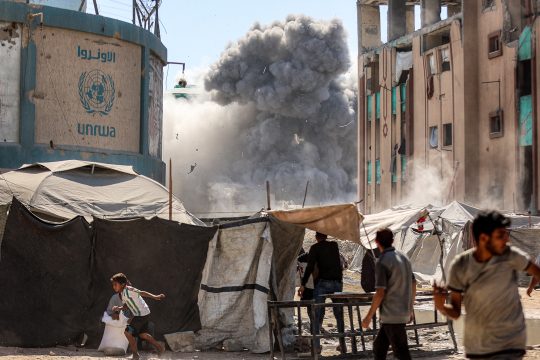 Rauch steigt nach der Sprengung des Gebäudes auf dem Universitätsgelände auf