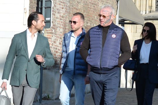 Der Angeklagte Geert Frisson in Begleitung seiner Anwälte