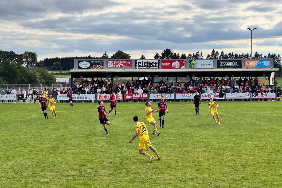 Spieler von Bütgenbach und Elsenborn in Aktion auf dem Spielfeld