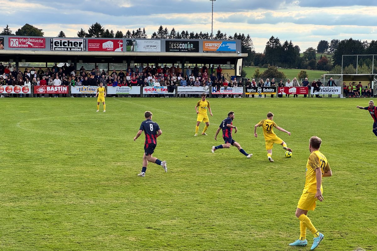 Spieler von Bütgenbach und Elsenborn in Aktion auf dem Spielfeld