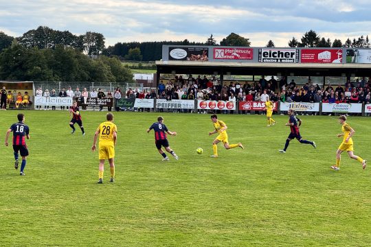 Spieler von Bütgenbach und Elsenborn in Aktion auf dem Spielfeld