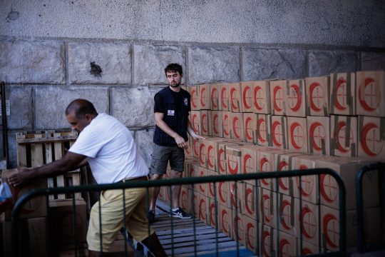 Freiwillige verladen Hilfsgüter für den Gaza-Streifen