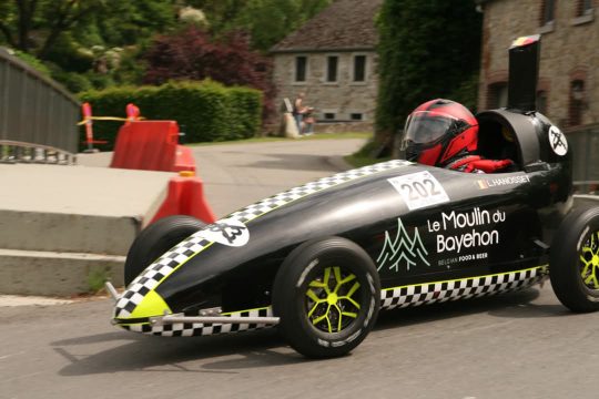 Lylien Hanosset in seinem Seifenkisten-Rennwagen