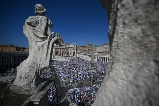 Zehntausende Gläubige wohnen der Heiligsprechung auf dem Petersplatz bei