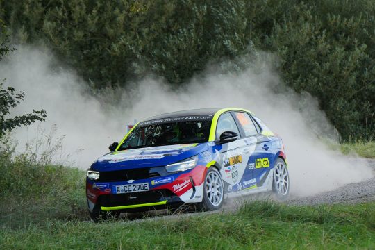 Tom Heindrichs und Jonas Schmitz im Opel Corsa Rally Electric bei der Rallye Stemweder Berg