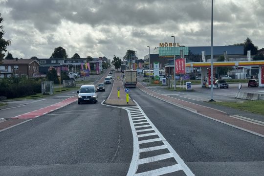 Herbesthaler Straße in Eupen mit Verkehr