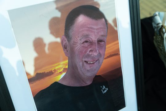 Ein Foto des Opfers Herwin Alleman bei einer Mahnwache am 28. August