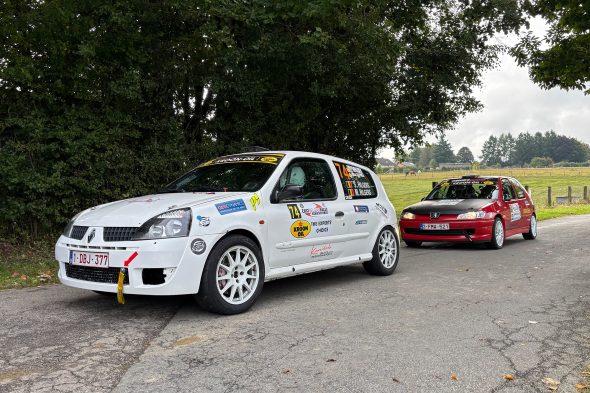 Sascha Hilgers/Maik Hilgers (Renault Clio RS) und Mario Schöpges/Jason Schöpges (Peugeot 306 RS) am Start der WP1 Bütgenbach