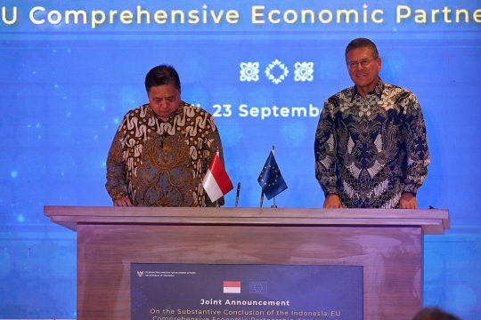 Der indonesische Wirtschaftsminister Airlangga Hartarto (links) und der EU-Handelskommissar Maros Sefcovic bei der Unterzeichnung des Freihandelsabkommens