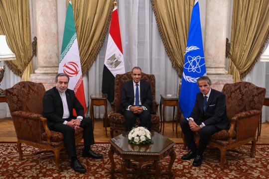 Die Außenminister von Iran und Ägypten mit IAEA-Direktor Grossi bei einem Treffen in Kairo