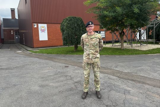 Irmep-Chef Mathieu Cosse steht auf dem Kasernengelände