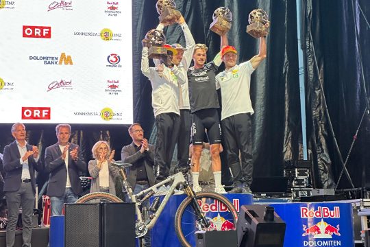 Arne Janssens (2.v.r.) belegte mit seinem Team den vierten Platz