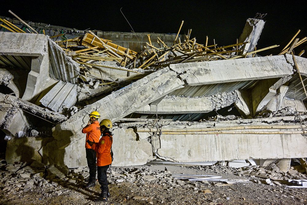 eingestürztes Gebäude mit Rettungskräften