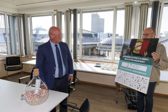 Minister Jean-Luc Crucke bei der Übergabe der Petition mit 28.000 Unterschriften am 2. September